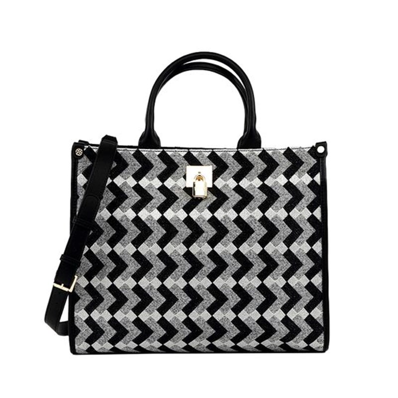 Συνδυάσαμε 6 ζευγάρια loafers με τις πιο hot τσάντες της σεζόν - εικόνα 9