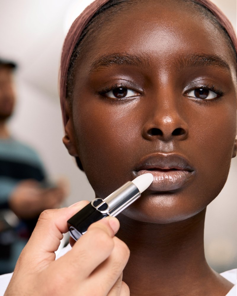 Πώς μπορούμε να δημιουργήσουμε το "grunge" beauty look που είδαμε στο couture show του οίκου Dior - εικόνα 3