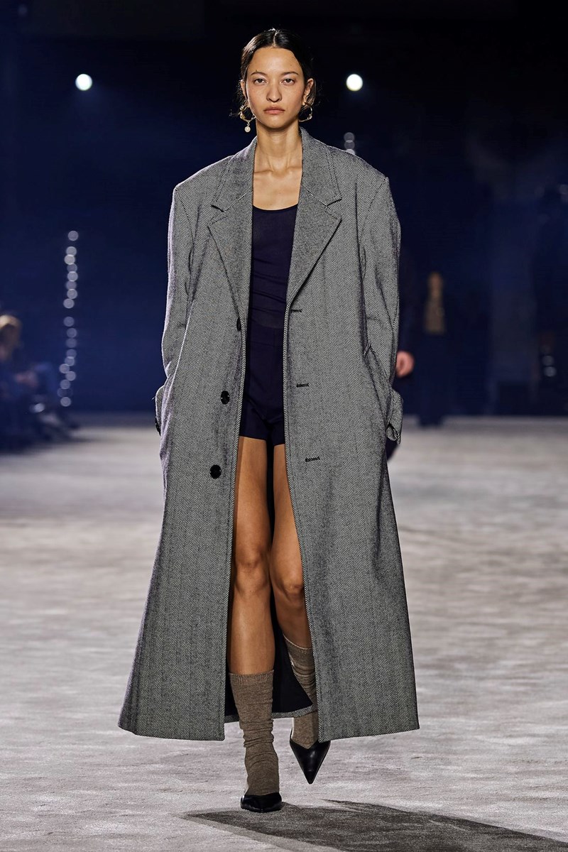 Πώς θα ενσωματώσειs το γκρι στα looks σου; 15 συνδυασμοί για να το "απογειώσεις" - εικόνα 1