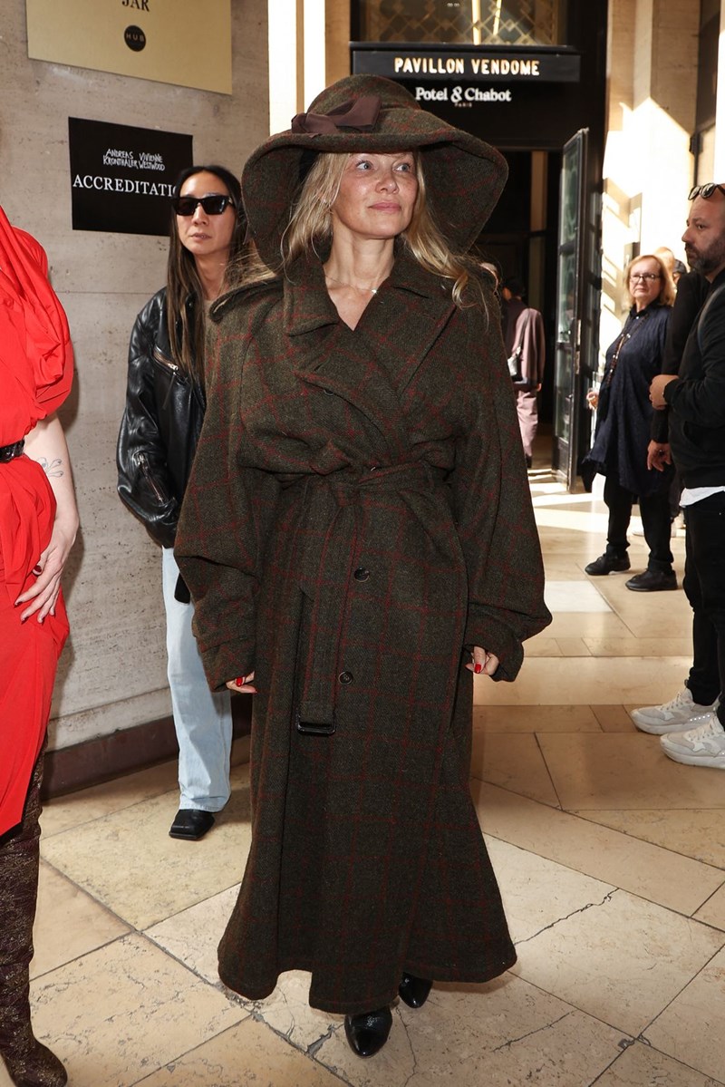 Η Pamela Anderson ποζάρει χωρίς μακιγιάζ ως το πρόσωπο της νέας καμπάνιας της Proenza Schouler - εικόνα 1