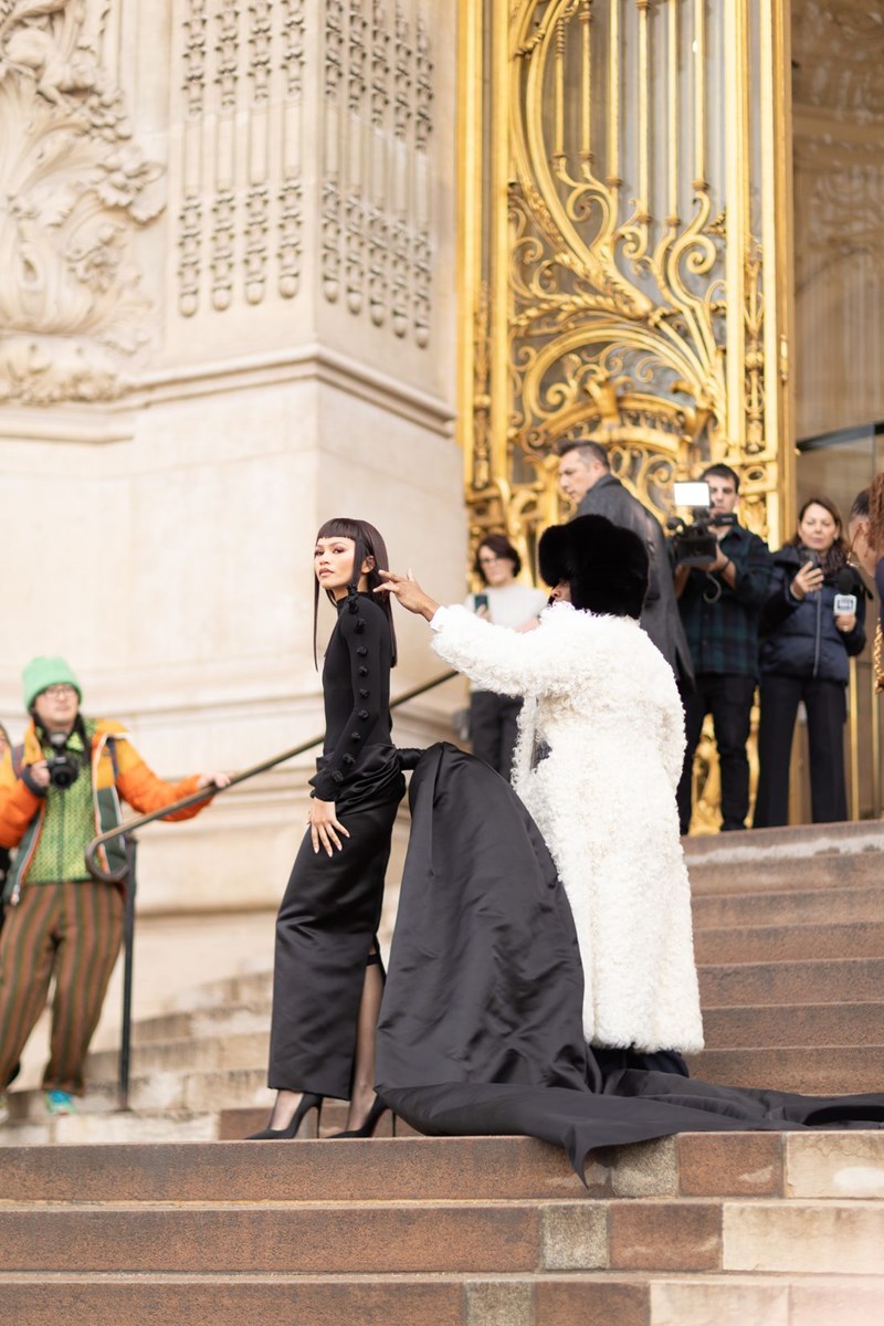 Schiaparelli: Το εντυπωσιακό celebrity front row με avant-garde εμφανίσεις στην Εβδομάδα Μόδας Υψηλής Ραπτικής - εικόνα 3