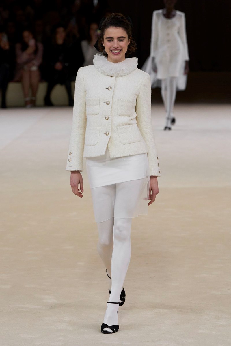 Chanel SS24 Haute Couture: Για τη Virginie Viard το "παιχνίδι" της μόδας κρίνεται στις λεπτομέρειες - εικόνα 9