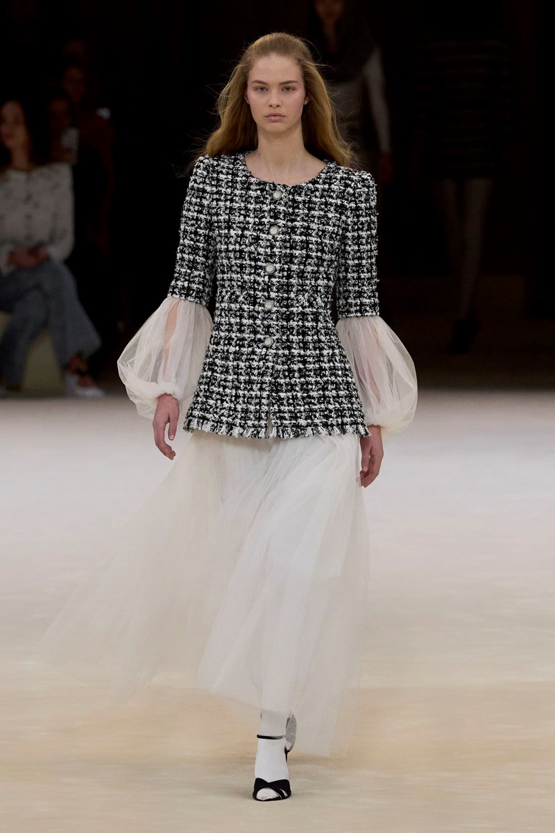 Chanel SS24 Haute Couture: Για τη Virginie Viard το "παιχνίδι" της μόδας κρίνεται στις λεπτομέρειες - εικόνα 12