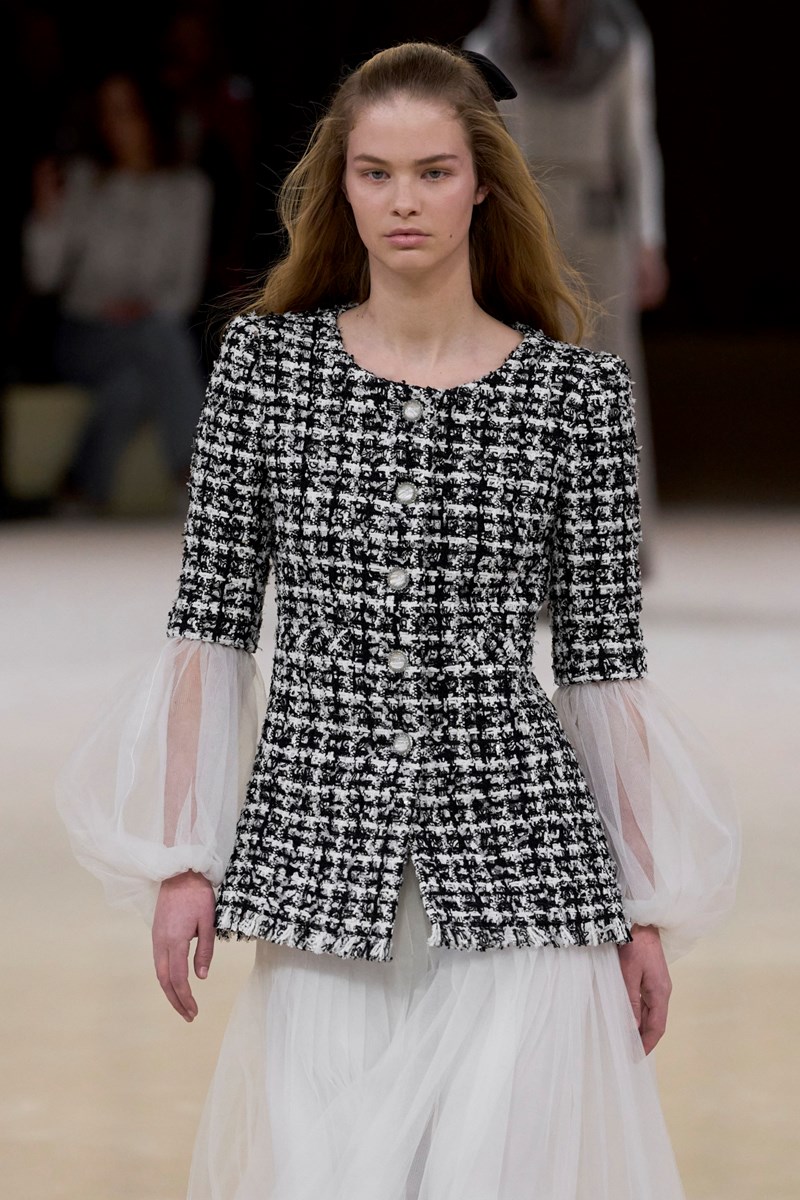 Στο haute couture show της Chanel SS24 είδαμε τα 2 μεγαλύτερα beauty trends της σεζόν - εικόνα 1