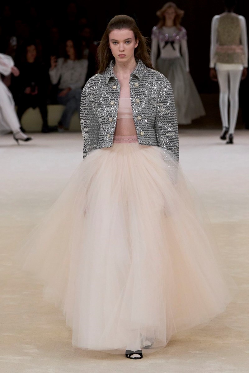 Chanel SS24 Haute Couture: Για τη Virginie Viard το "παιχνίδι" της μόδας κρίνεται στις λεπτομέρειες - εικόνα 13