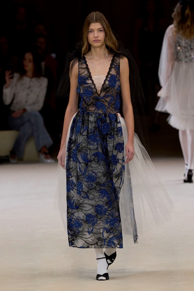 Chanel SS24 Haute Couture: Για τη Virginie Viard το "παιχνίδι" της μόδας κρίνεται στις λεπτομέρειες - εικόνα 15