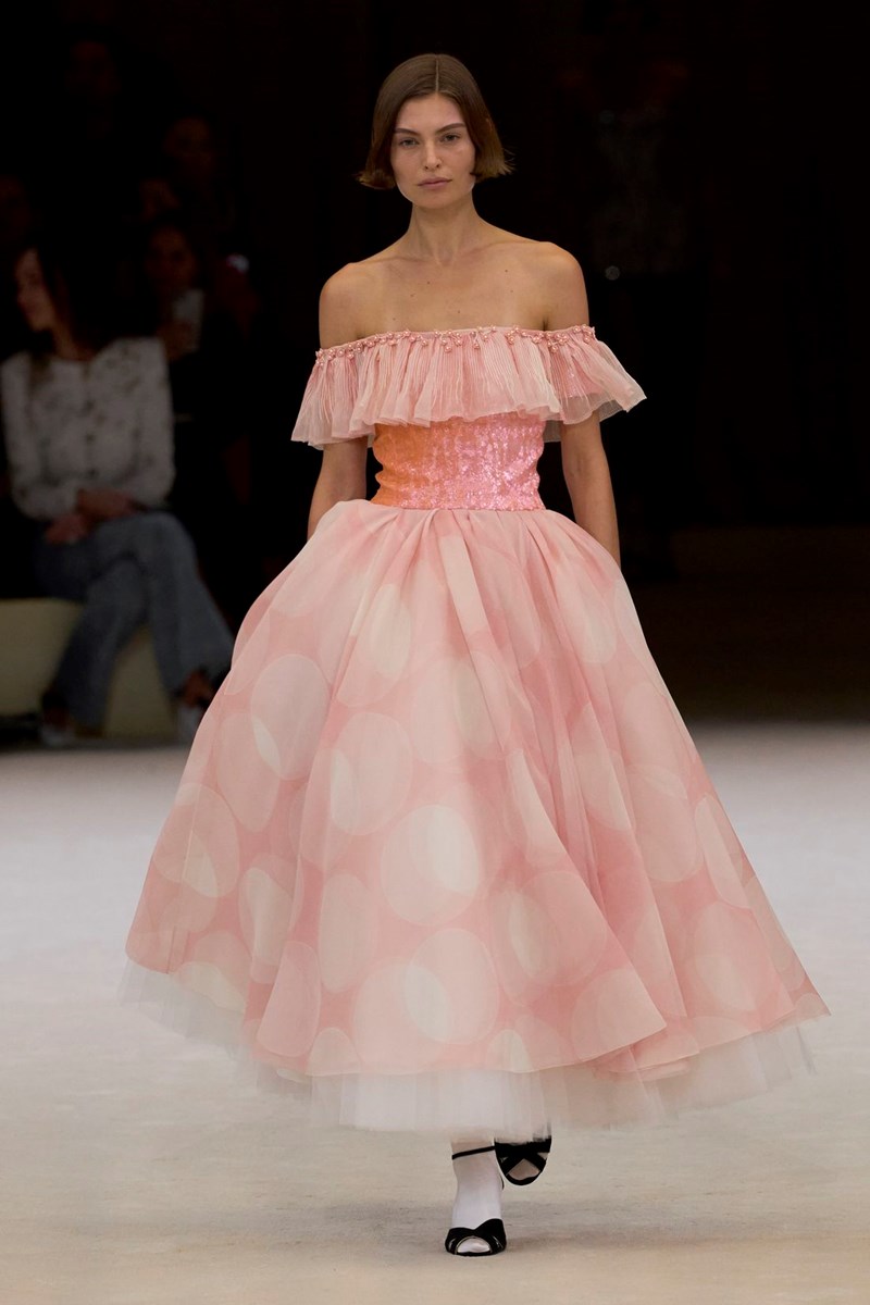 Chanel SS24 Haute Couture: Για τη Virginie Viard το "παιχνίδι" της μόδας κρίνεται στις λεπτομέρειες - εικόνα 17