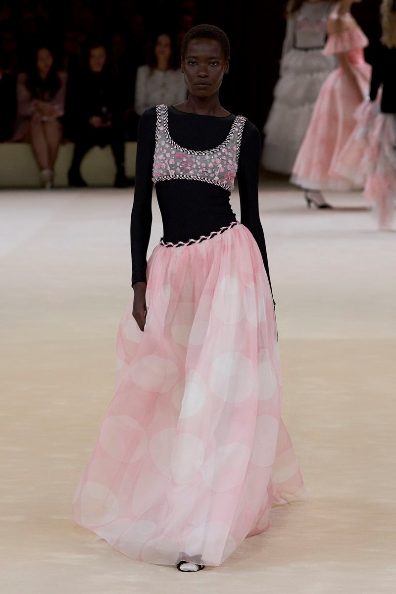 Chanel SS24 Haute Couture: Για τη Virginie Viard το "παιχνίδι" της μόδας κρίνεται στις λεπτομέρειες - εικόνα 18