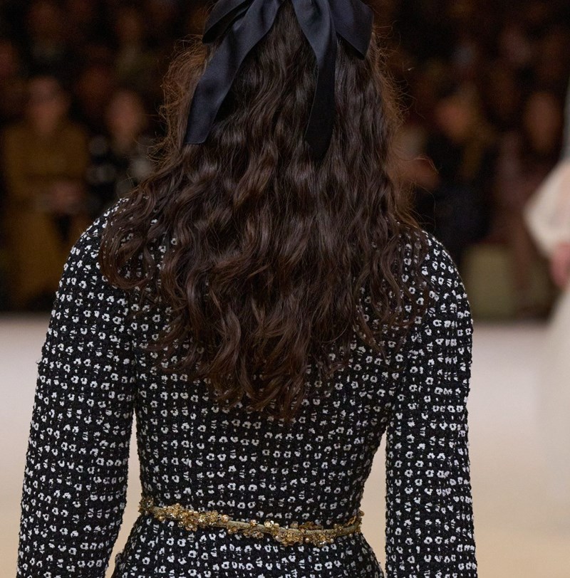 Στο haute couture show της Chanel SS24 είδαμε τα 2 μεγαλύτερα beauty trends της σεζόν - εικόνα 2
