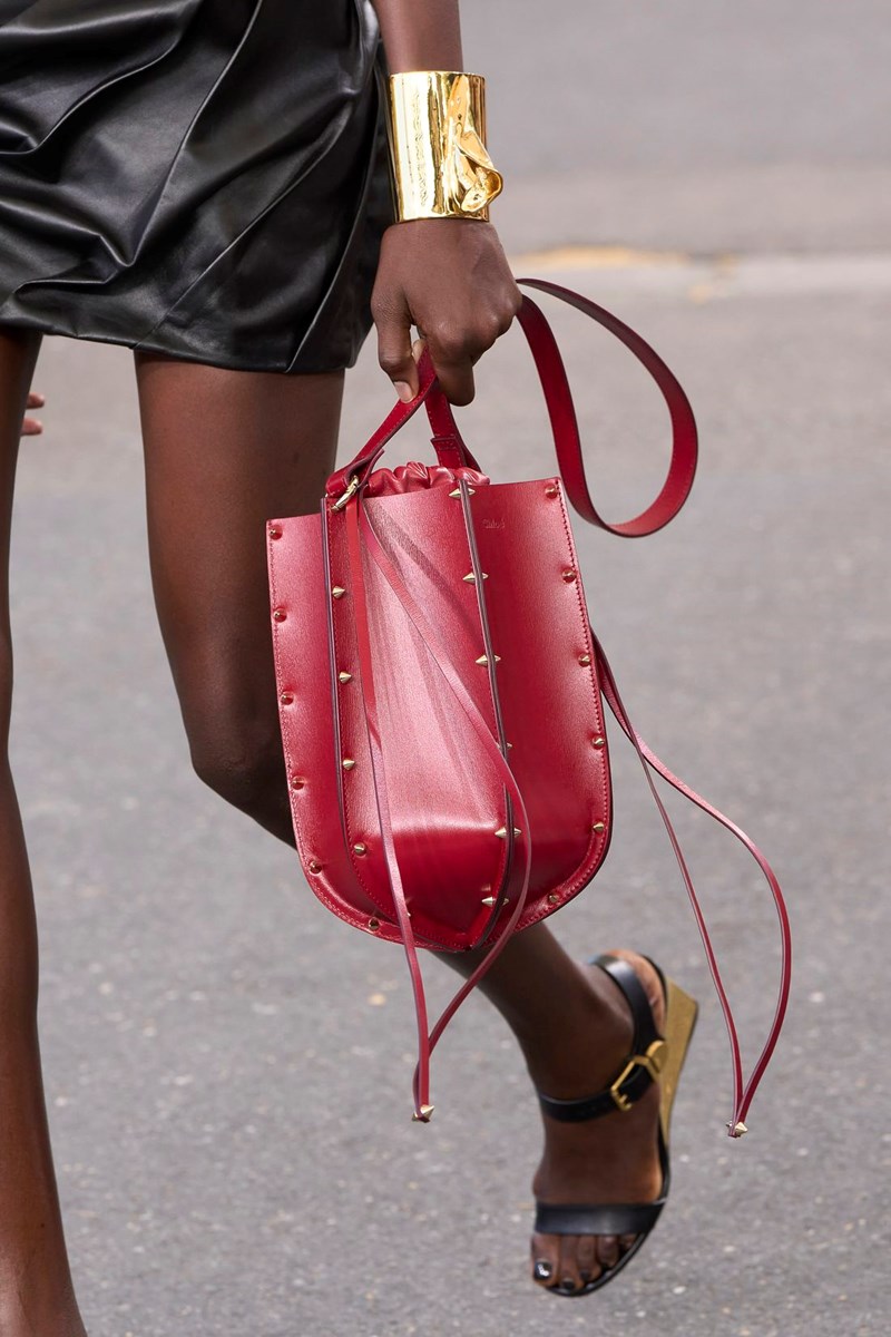 Αυτή είναι η τσάντα με την οποία θα πάθουμε εμμονή μέσα στο 2024 - εικόνα 7