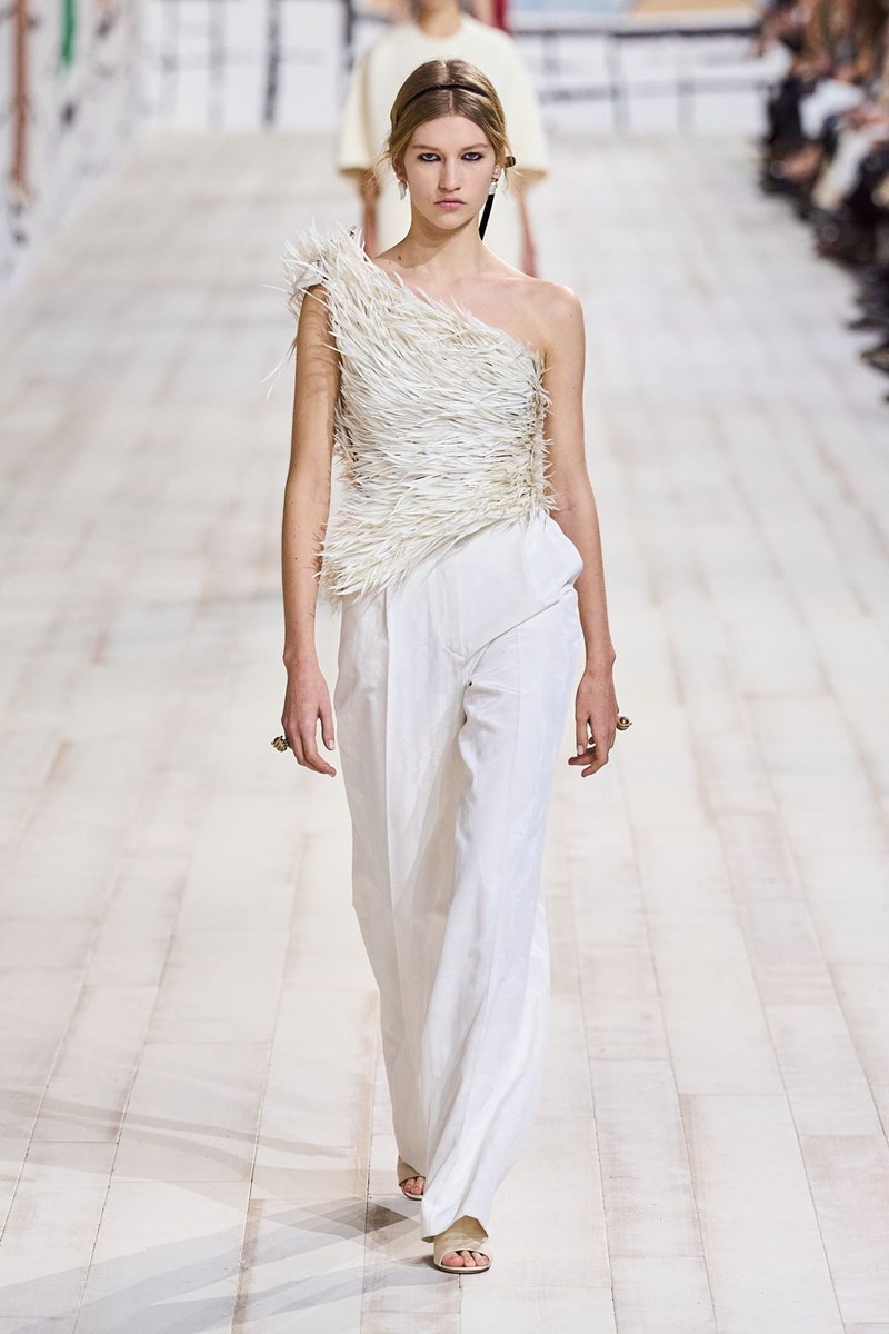 Dior SS 2024 Haute Couture: Η 'μεγάλη αύρα' της μοναδικότητας μέσα από τα μάτια της Maria Grazia Chiuri - εικόνα 26