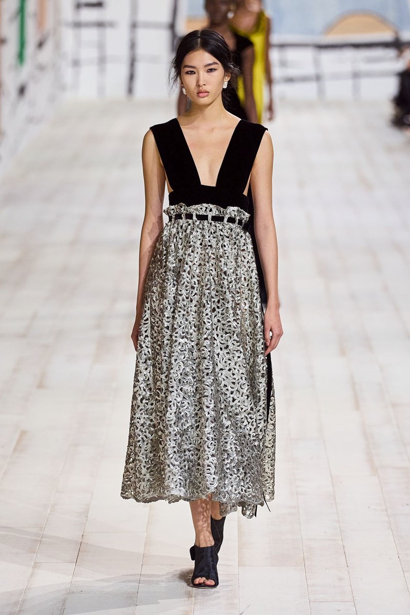 Dior SS 2024 Haute Couture: Η 'μεγάλη αύρα' της μοναδικότητας μέσα από τα μάτια της Maria Grazia Chiuri - εικόνα 30