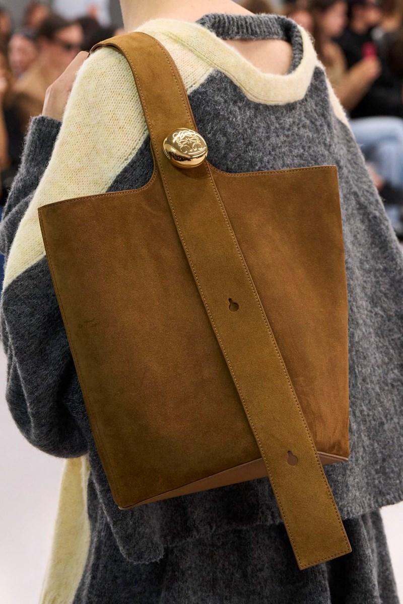 Αυτή είναι η τσάντα με την οποία θα πάθουμε εμμονή μέσα στο 2024 - εικόνα 2