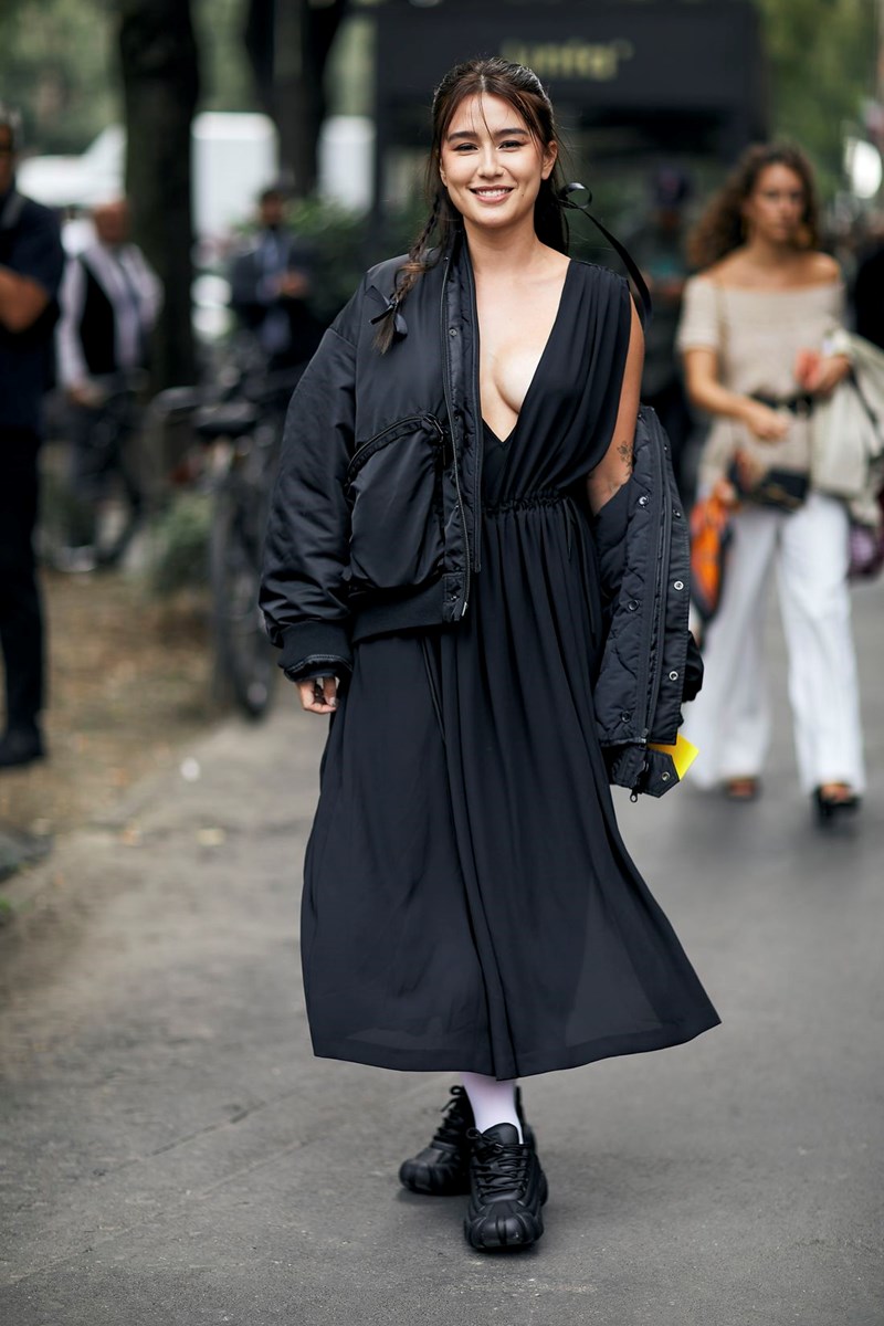 Πώς θα συνδυάσεις τα sneakers σου; 14 inspo looks που μπορείς να αντιγράψεις - εικόνα 4