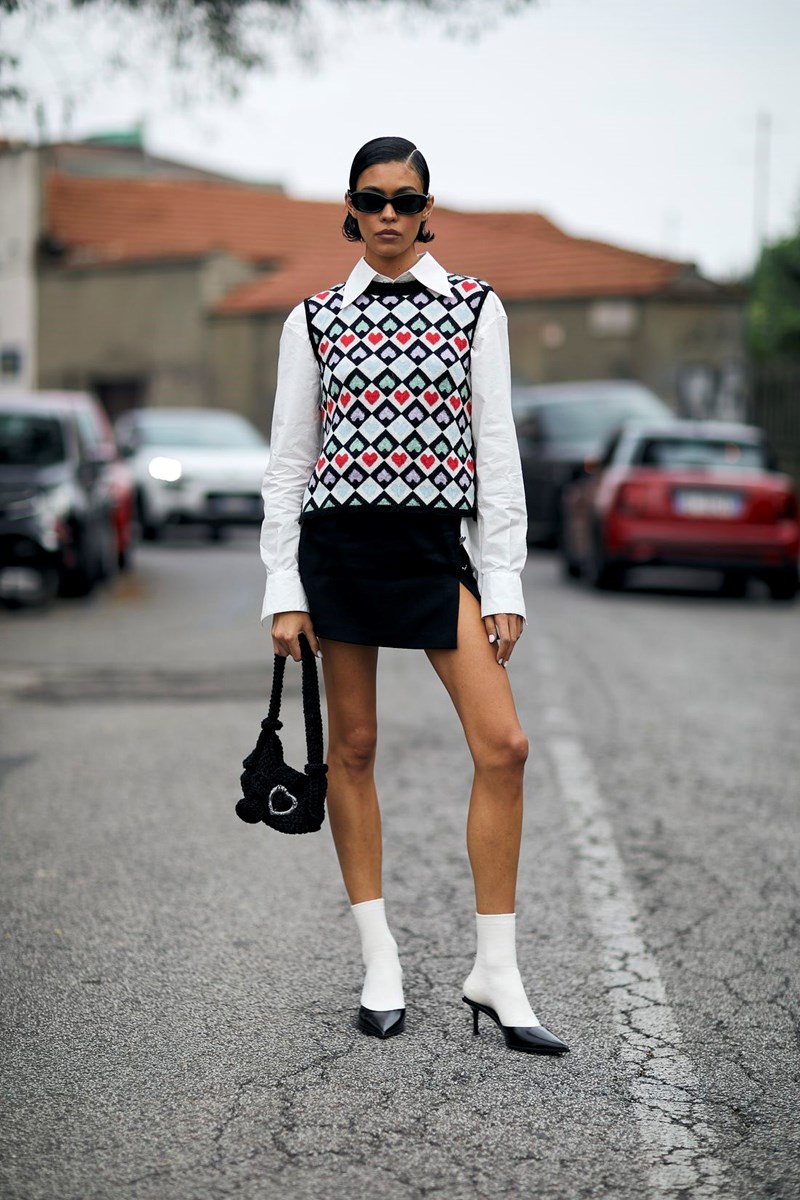 Πώς θα φορέσεις το πλεκτό γιλέκο σύμφωνα με τις fashion insiders - εικόνα 7