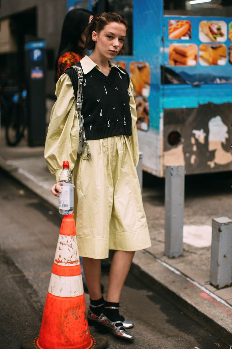 Πώς θα φορέσεις το πλεκτό γιλέκο σύμφωνα με τις fashion insiders - εικόνα 2