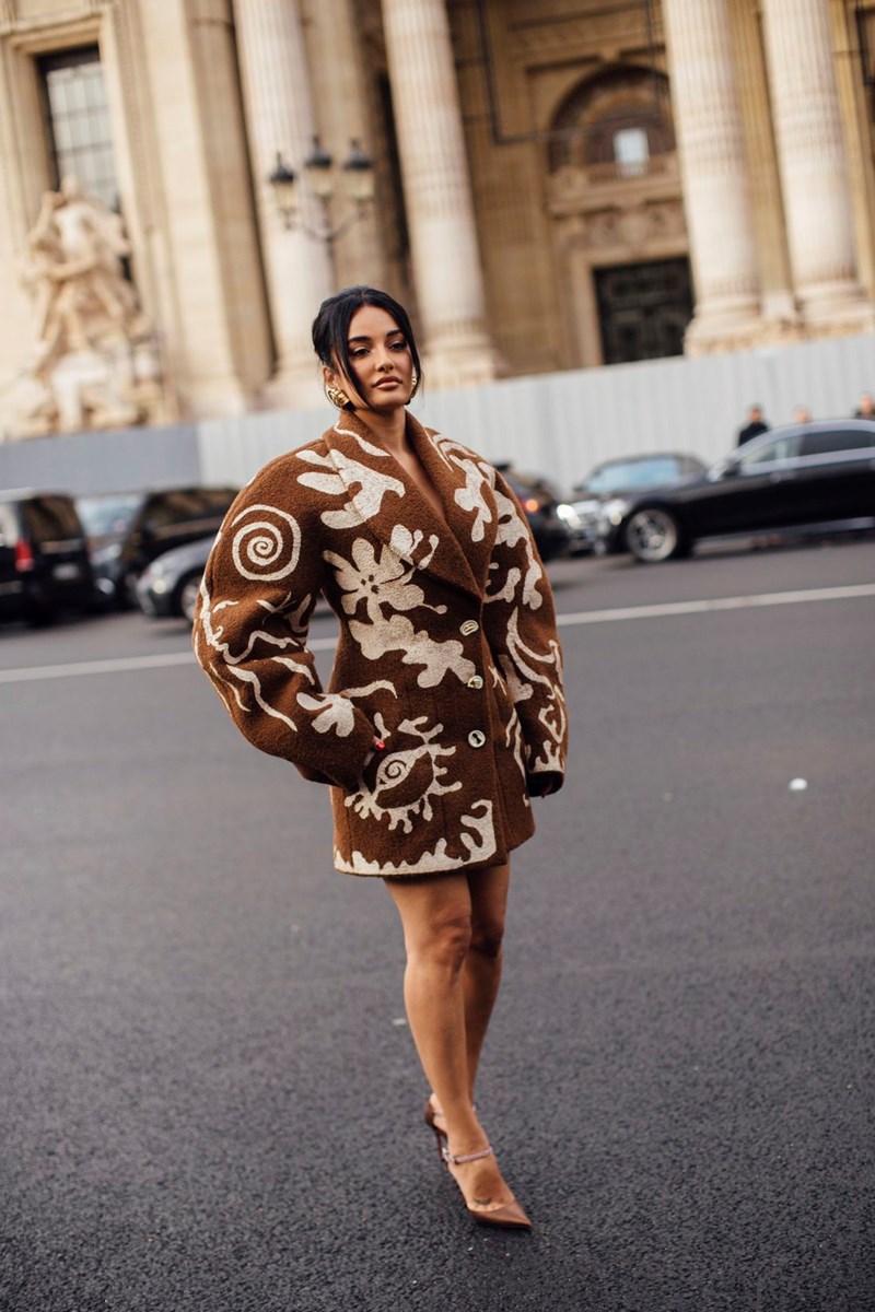 Εβδομάδα Μόδας Υψηλής Ραπτικής: Τα street style σύνολα που τράβηξαν τα βλέμματα στους δρόμους του Παρισιού - εικόνα 2