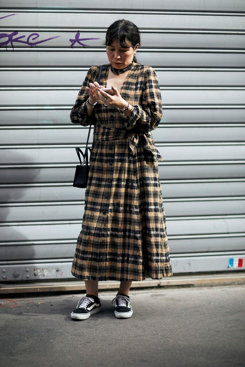 Πώς θα συνδυάσεις τα sneakers σου; 14 inspo looks που μπορείς να αντιγράψεις - εικόνα 9