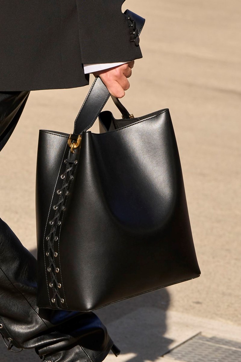 Αυτή είναι η τσάντα με την οποία θα πάθουμε εμμονή μέσα στο 2024 - εικόνα 4