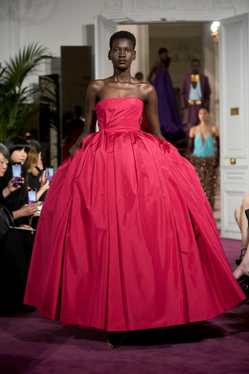 Valentino Haute Couture SS24: Η σύγχρονη εκδοχή της αβίαστης υψηλής ραπτικής - εικόνα 8