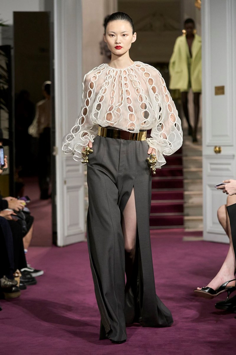Valentino Haute Couture SS24: Η σύγχρονη εκδοχή της αβίαστης υψηλής ραπτικής - εικόνα 12