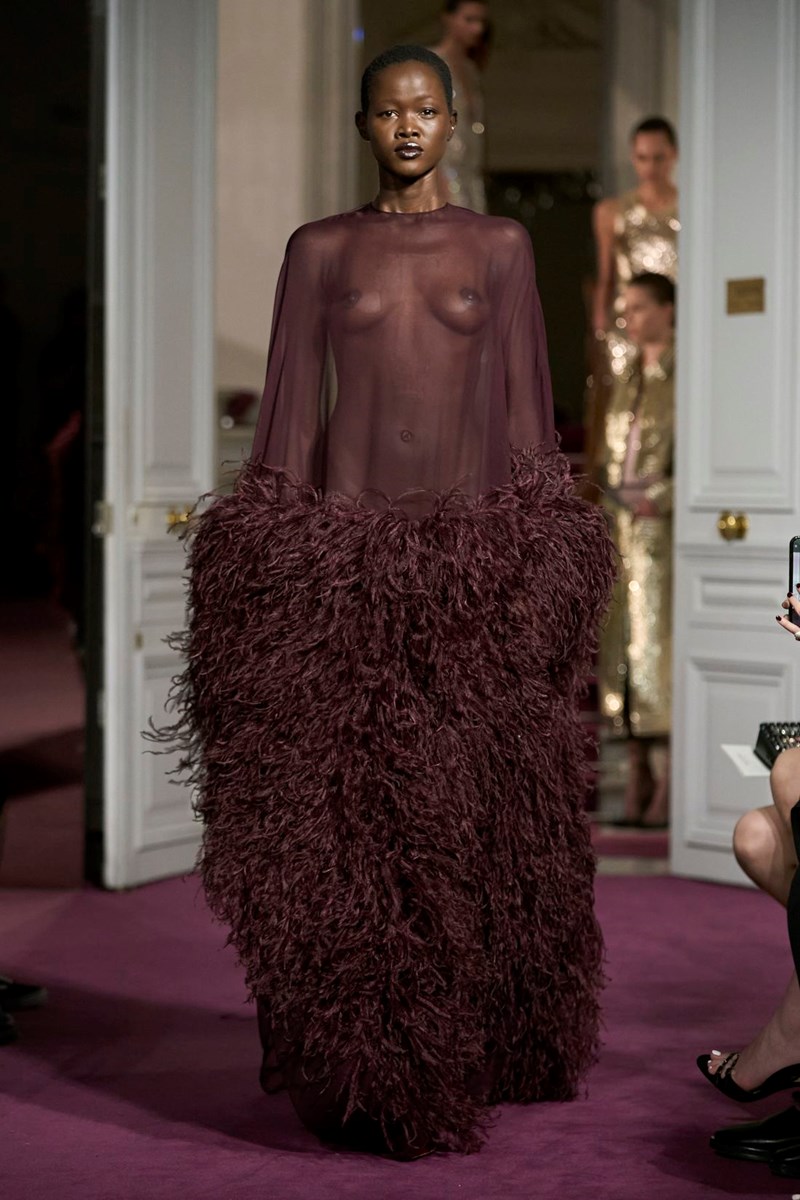 Valentino Haute Couture SS24: Η σύγχρονη εκδοχή της αβίαστης υψηλής ραπτικής - εικόνα 18