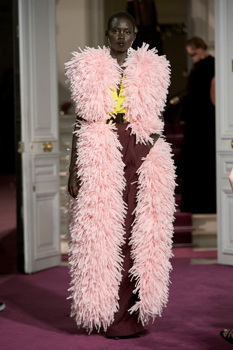 Valentino Haute Couture SS24: Η σύγχρονη εκδοχή της αβίαστης υψηλής ραπτικής - εικόνα 20