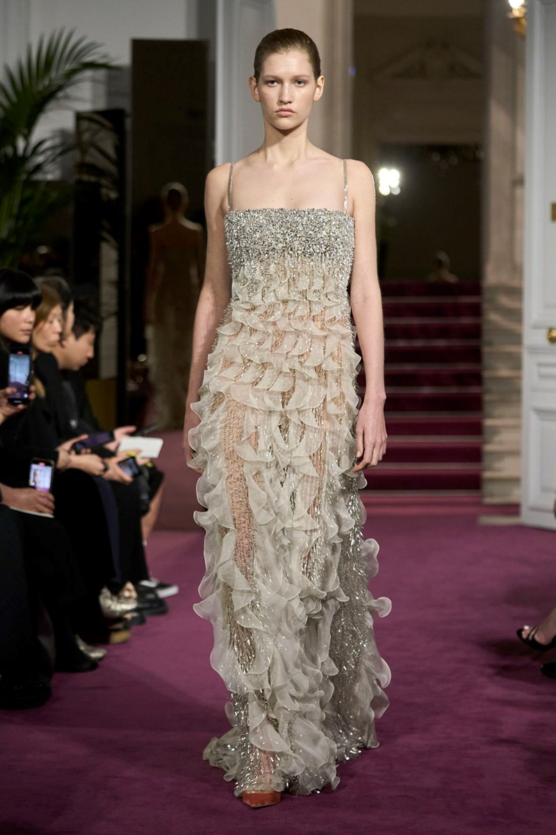 Valentino Haute Couture SS24: Η σύγχρονη εκδοχή της αβίαστης υψηλής ραπτικής - εικόνα 22