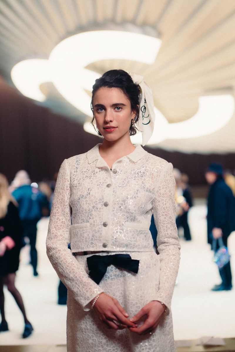 Chanel SS24 Haute Couture: Για τη Virginie Viard το "παιχνίδι" της μόδας κρίνεται στις λεπτομέρειες - εικόνα 8