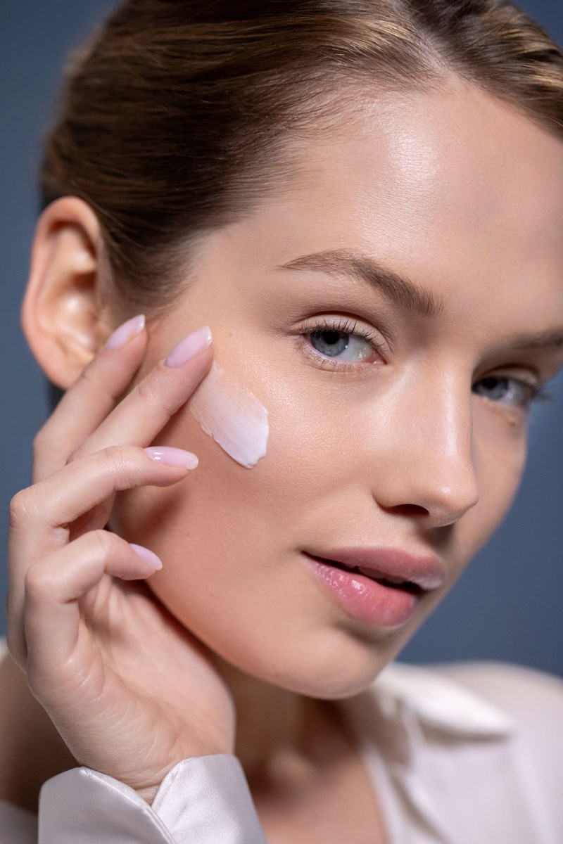 Αυτή η κρέμα νυκτός με τριπλή δράση "μεταμορφώνει" την επιδερμίδα - εικόνα 2