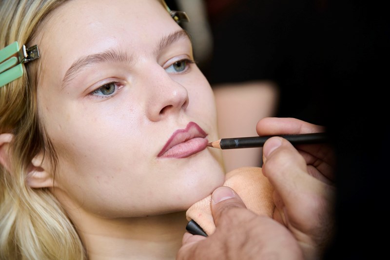 3 tips στο μακιγιάζ που θα κάνουν το χαμόγελό σου να δείχνει πιο λευκό και τα χείλη σου πιο “γεμάτα” - εικόνα 1