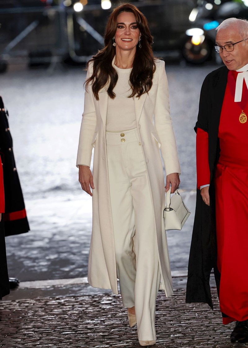 Λευκό πανωφόρι: 13 inspo looks για να τολμήσεις το item που συνήθως αποφεύγεις - εικόνα 1