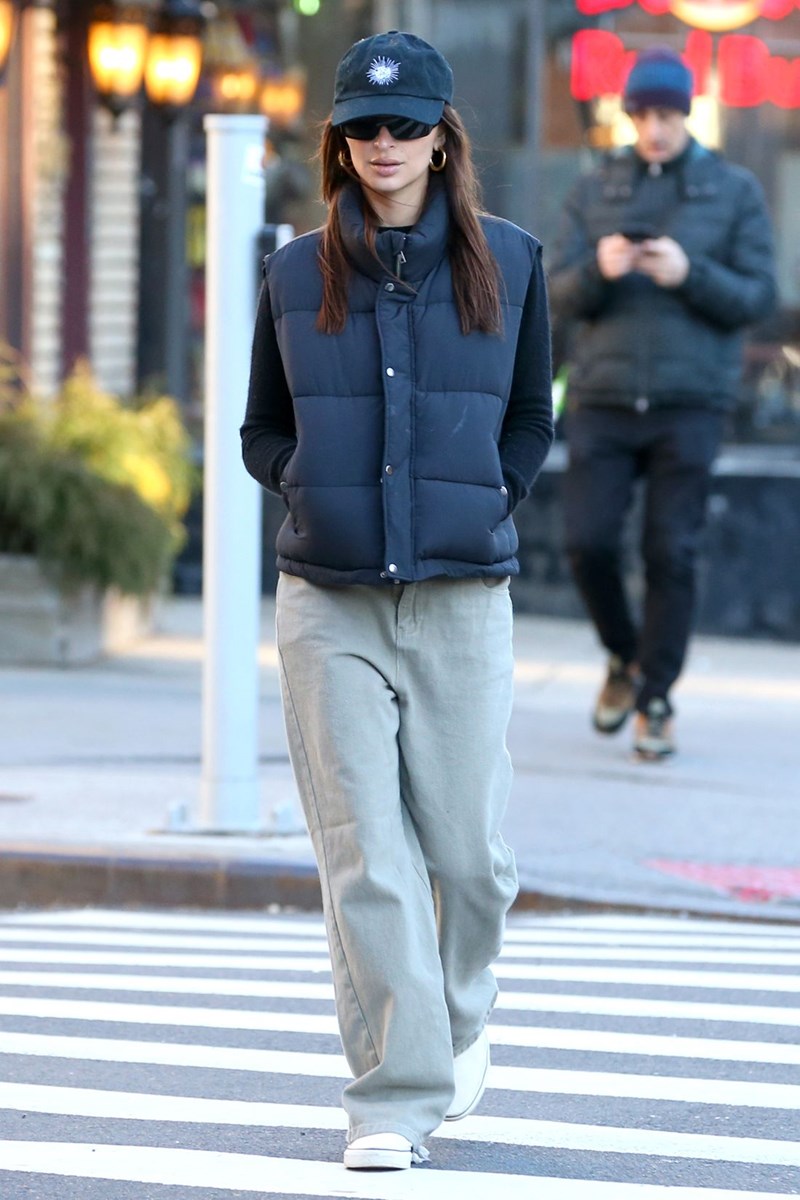 Get the look: Αντίγραψε το casual look της Emily Ratajkowski με αυτά τα 6 οικονομικά κομμάτια - εικόνα 1
