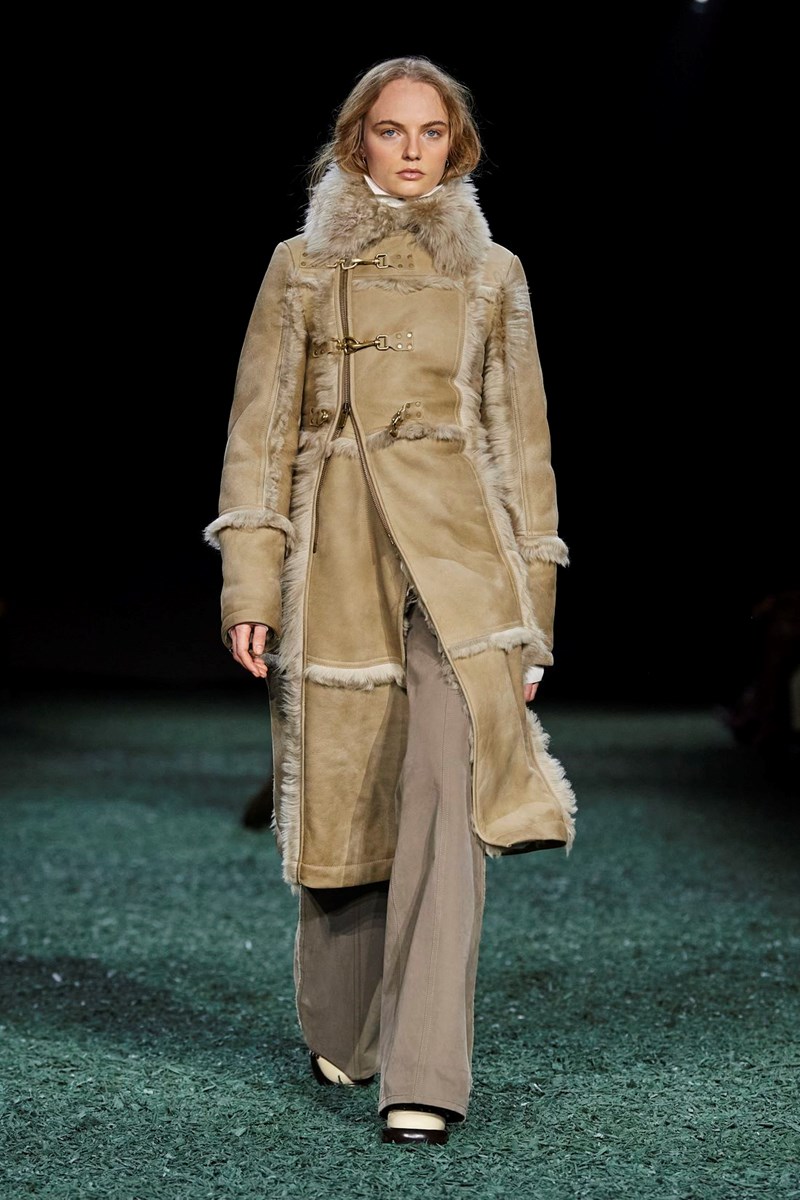 Burberry FW24: 10 πανωφόρια με την υπογραφή του Daniel Lee που δεν μπορούμε να βγάλουμε από το μυαλό μας - εικόνα 1