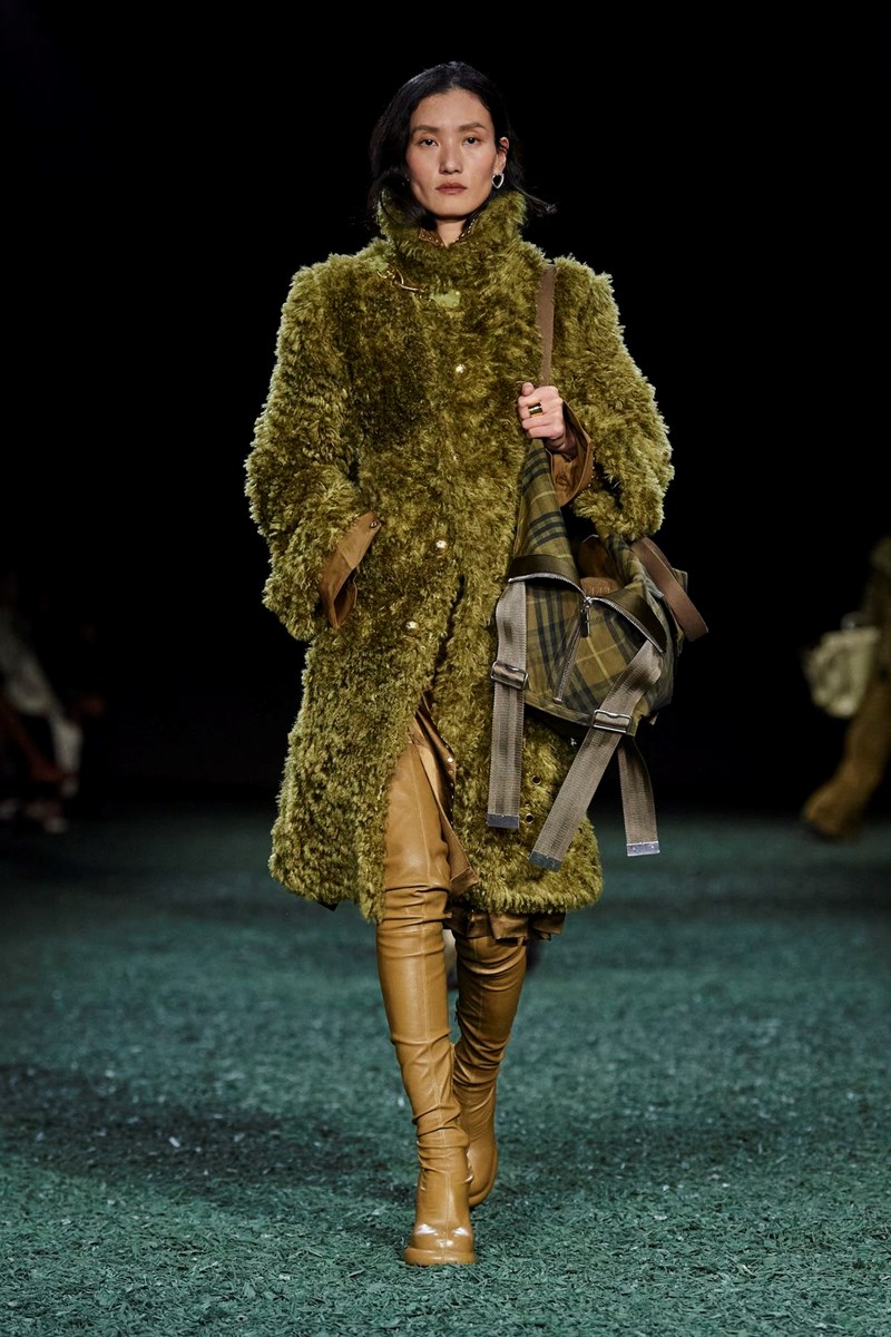 Burberry FW24: 10 πανωφόρια με την υπογραφή του Daniel Lee που δεν μπορούμε να βγάλουμε από το μυαλό μας - εικόνα 2