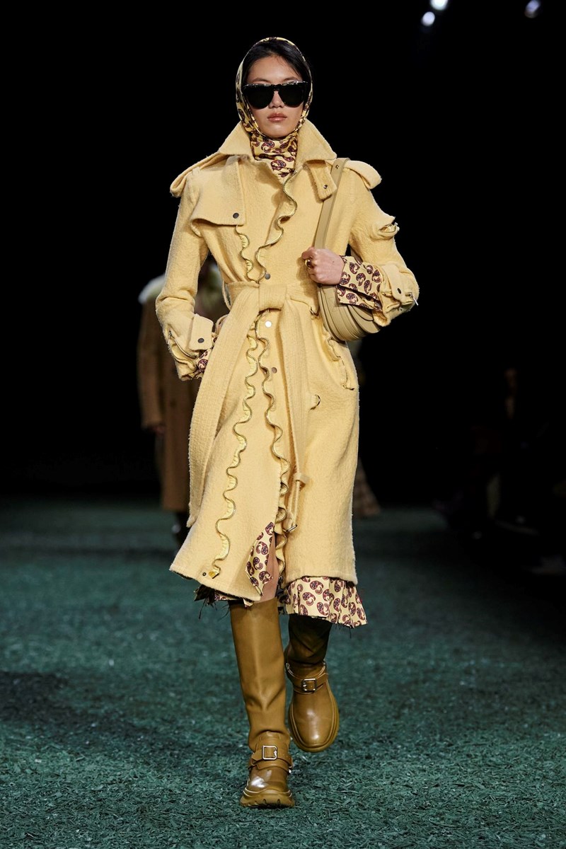 Burberry FW24: 10 πανωφόρια με την υπογραφή του Daniel Lee που δεν μπορούμε να βγάλουμε από το μυαλό μας - εικόνα 3
