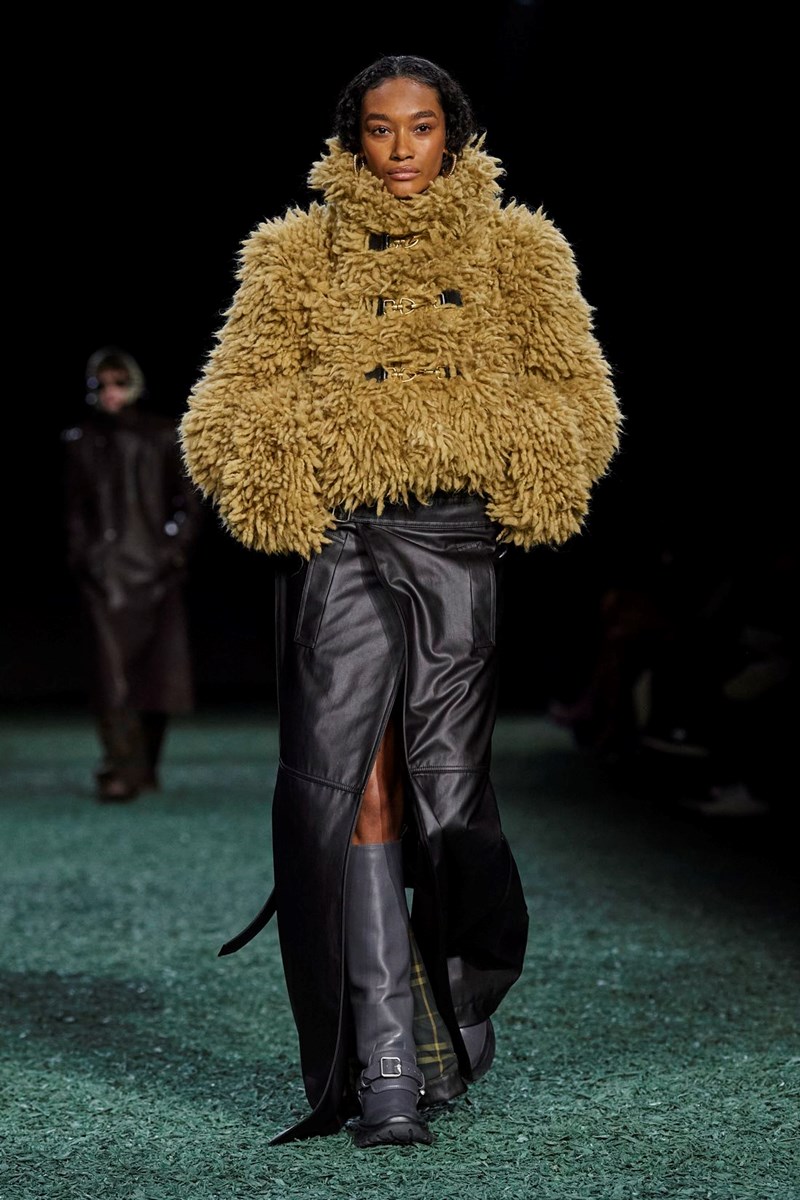 Burberry FW24: 10 πανωφόρια με την υπογραφή του Daniel Lee που δεν μπορούμε να βγάλουμε από το μυαλό μας - εικόνα 8