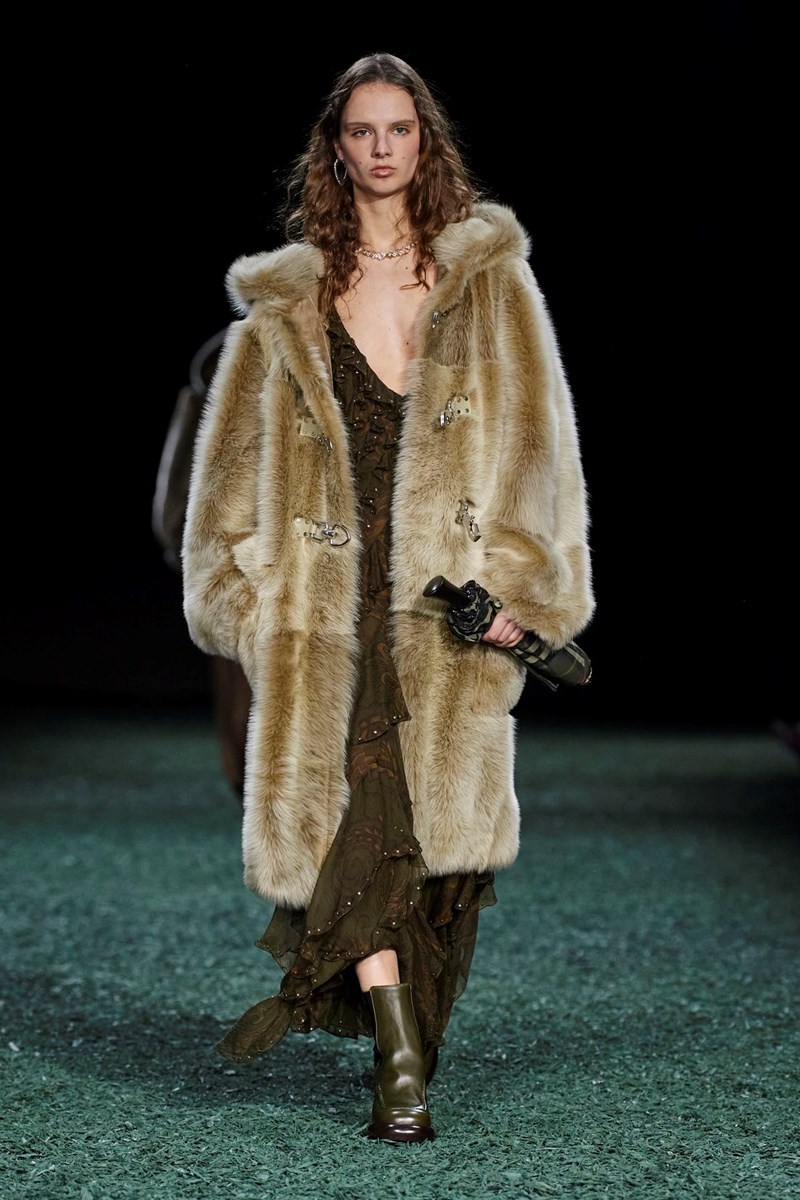 Burberry FW24: 10 πανωφόρια με την υπογραφή του Daniel Lee που δεν μπορούμε να βγάλουμε από το μυαλό μας - εικόνα 9