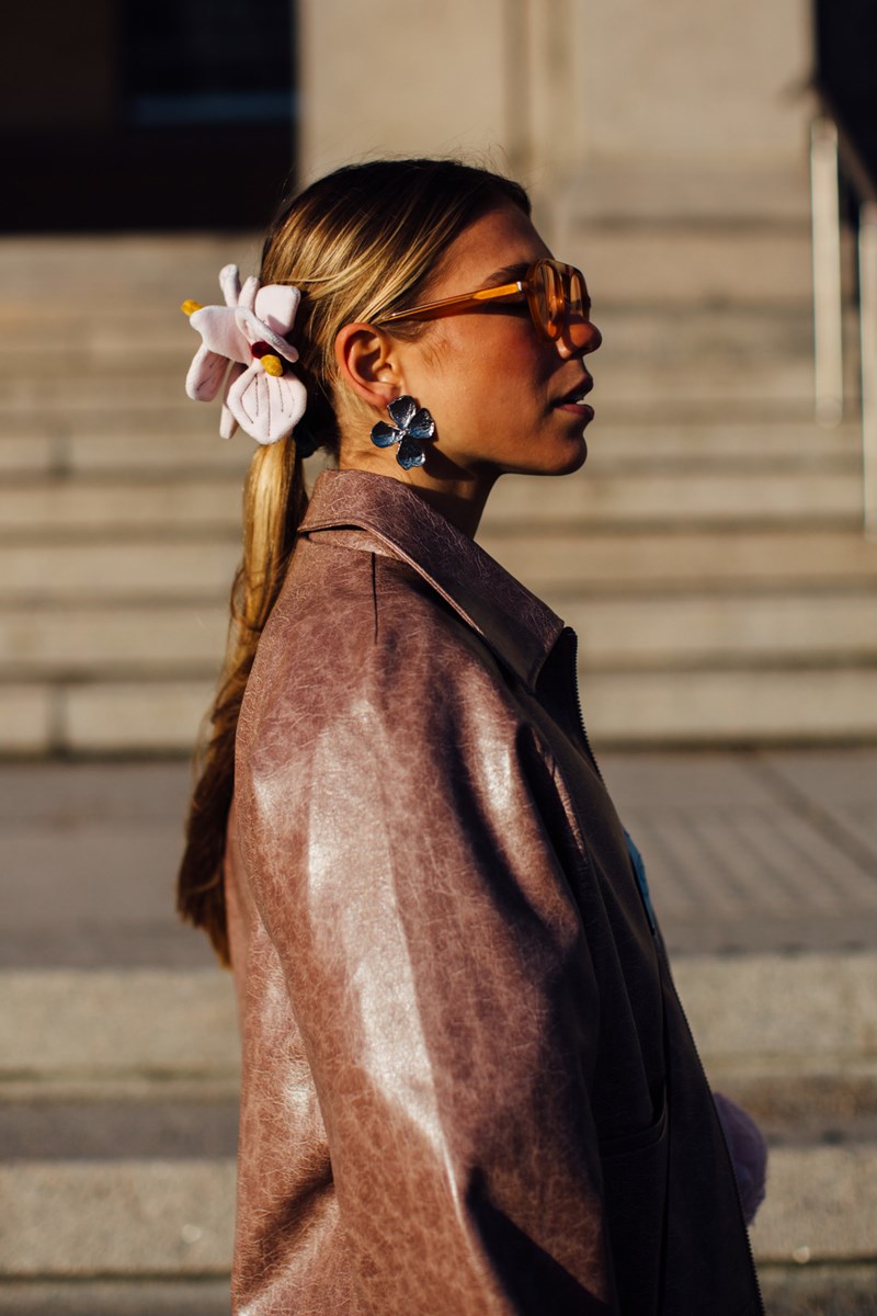 Οι street style εμφανίσεις "μίλησαν"! Αυτό είναι το πιο hot αξεσουάρ για τα μαλλιά μετά τους φιόγκους - εικόνα 2