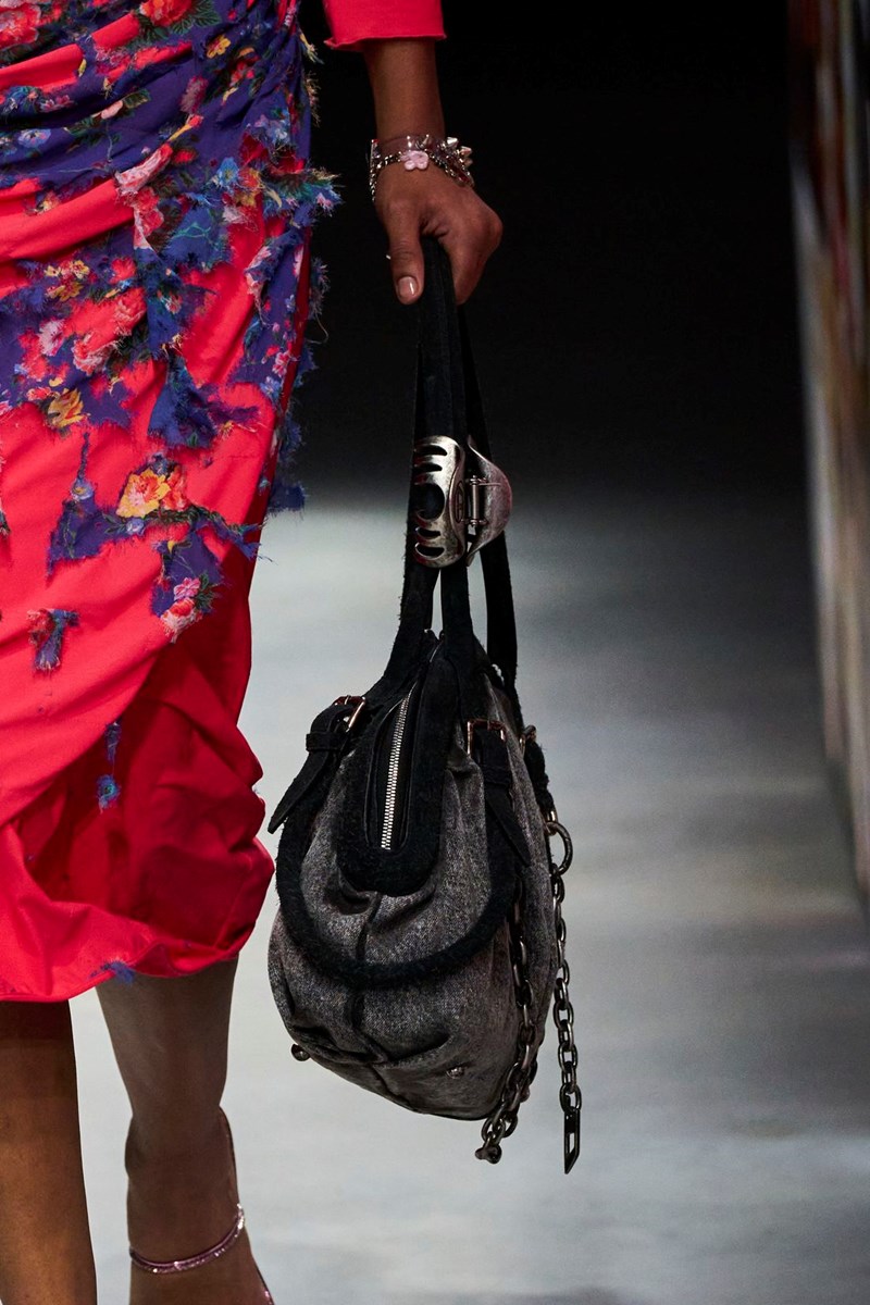 Diesel FW24: Το σόου της Diesel ήταν μία livestream βιντεοκλήση στην ουσία της μόδας - εικόνα 16