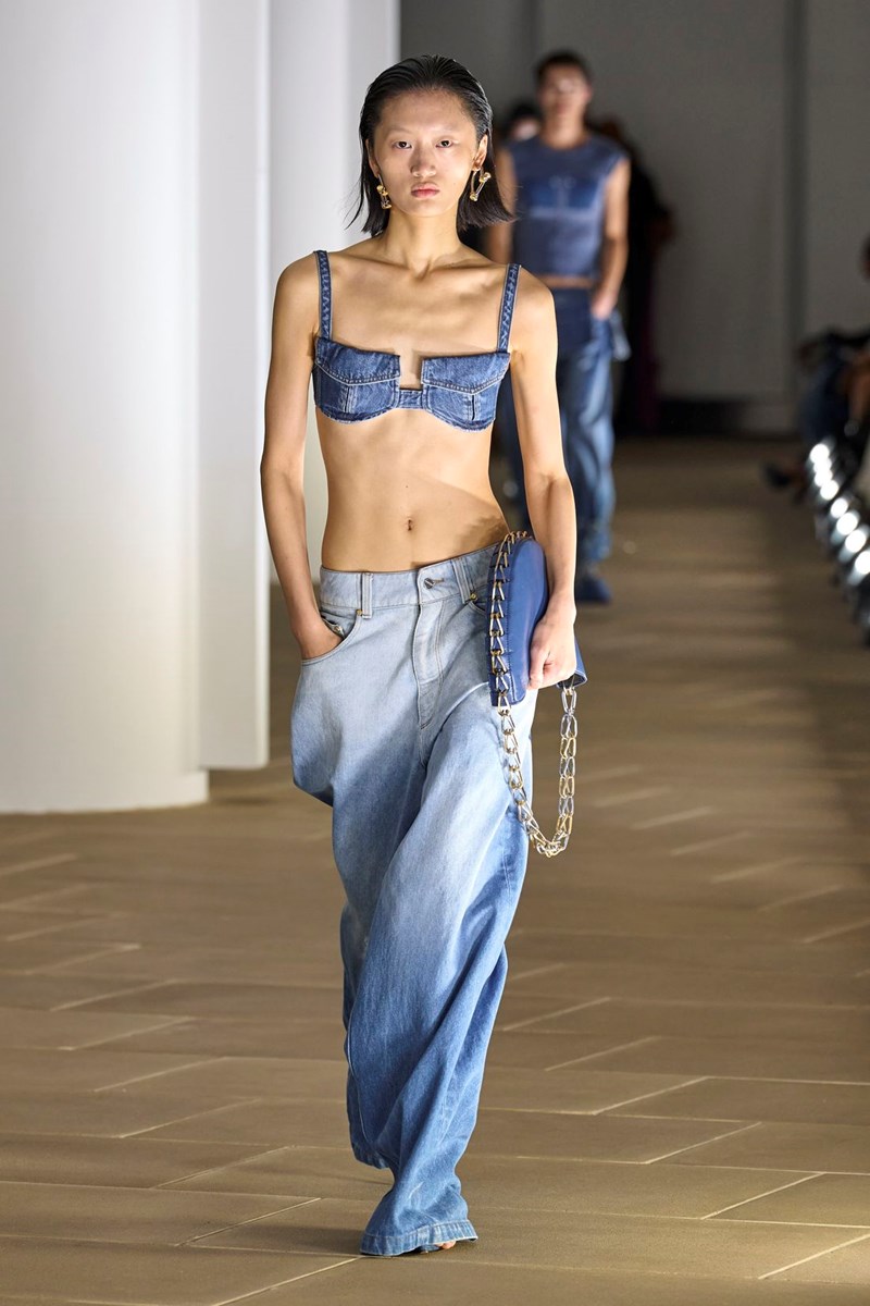 5 τζιν παντελόνια που θα φοράς άφοβα την άνοιξη του 2024 - εικόνα 4