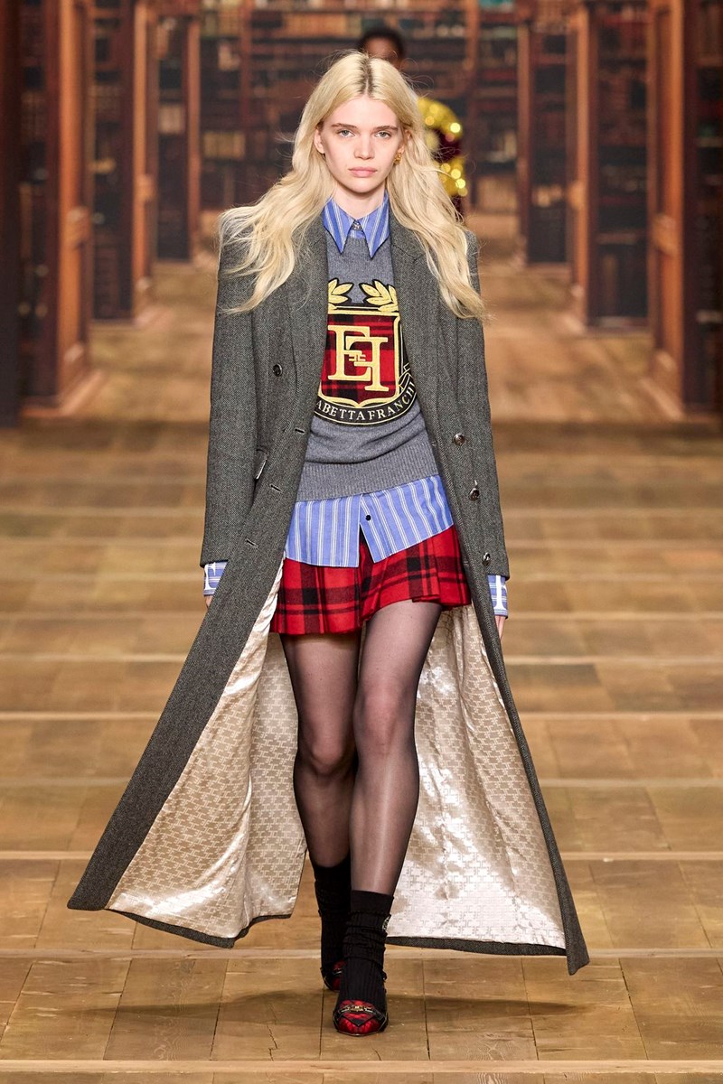 Η νέα φθινοπωρινή συλλογή της Elisabetta Franchi μάς γυρνά πίσω στα φοιτητικά μας χρόνια - εικόνα 1