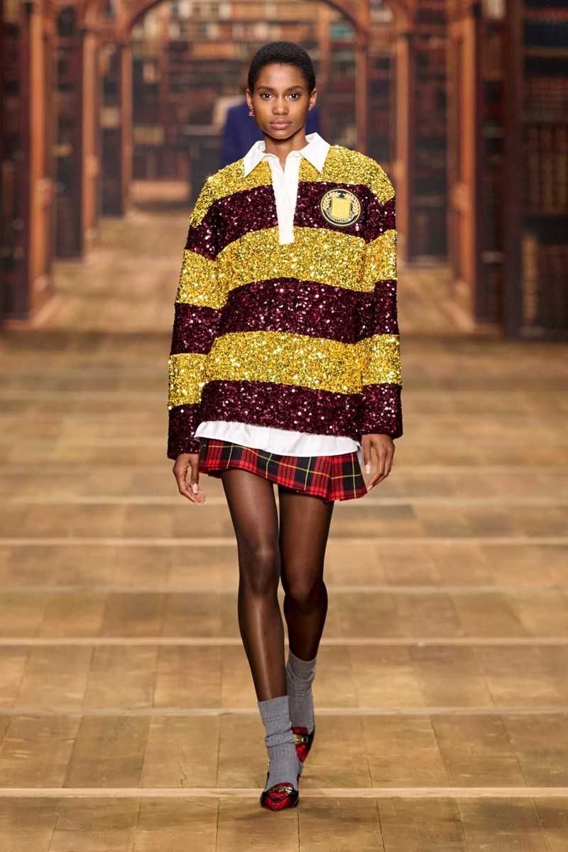 Η νέα φθινοπωρινή συλλογή της Elisabetta Franchi μάς γυρνά πίσω στα φοιτητικά μας χρόνια - εικόνα 2