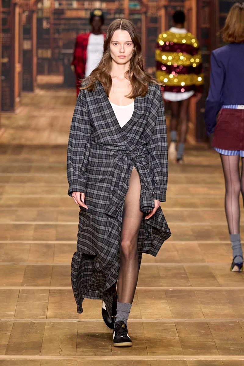 Η νέα φθινοπωρινή συλλογή της Elisabetta Franchi μάς γυρνά πίσω στα φοιτητικά μας χρόνια - εικόνα 3