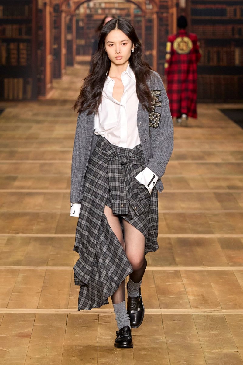 Η νέα φθινοπωρινή συλλογή της Elisabetta Franchi μάς γυρνά πίσω στα φοιτητικά μας χρόνια - εικόνα 4