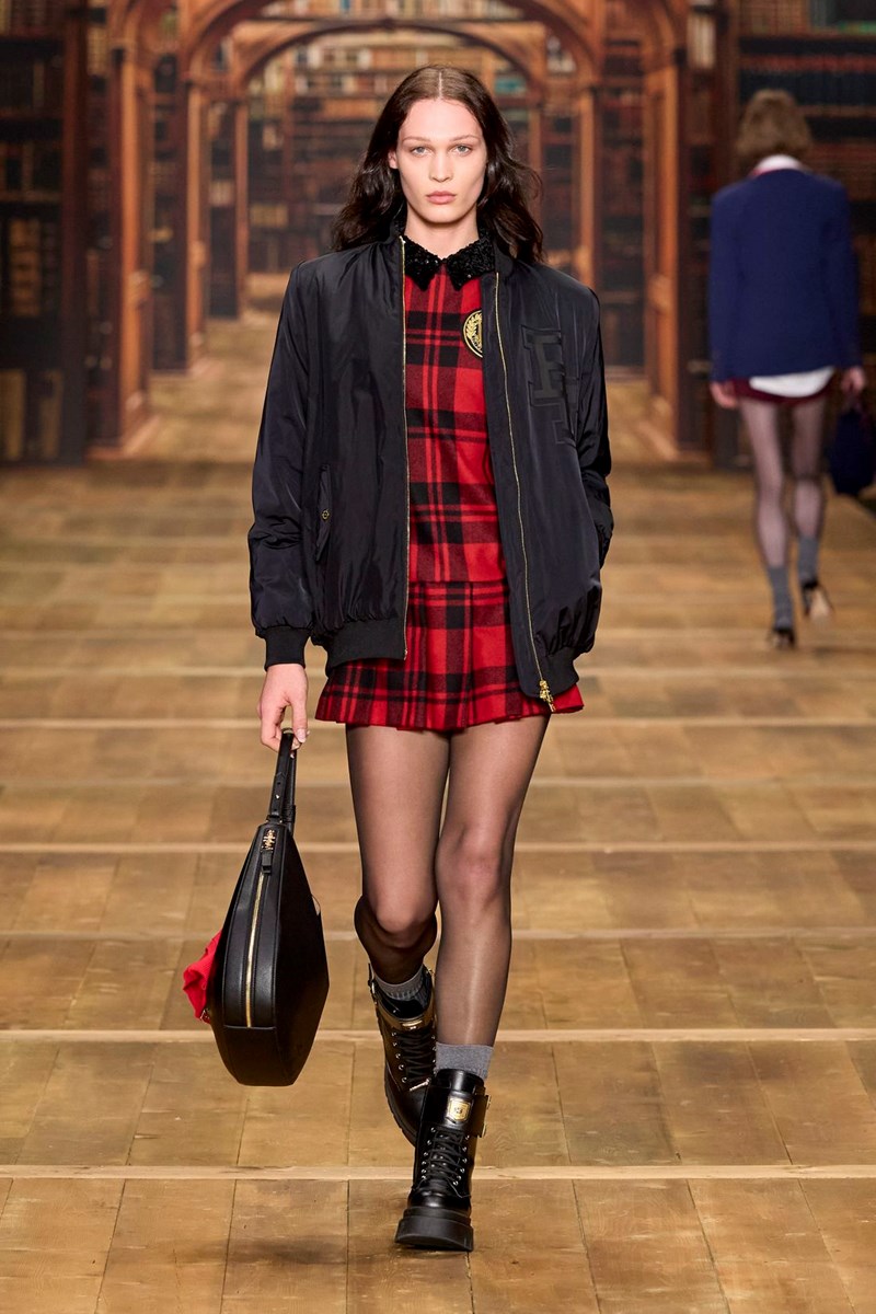 Η νέα φθινοπωρινή συλλογή της Elisabetta Franchi μάς γυρνά πίσω στα φοιτητικά μας χρόνια - εικόνα 5