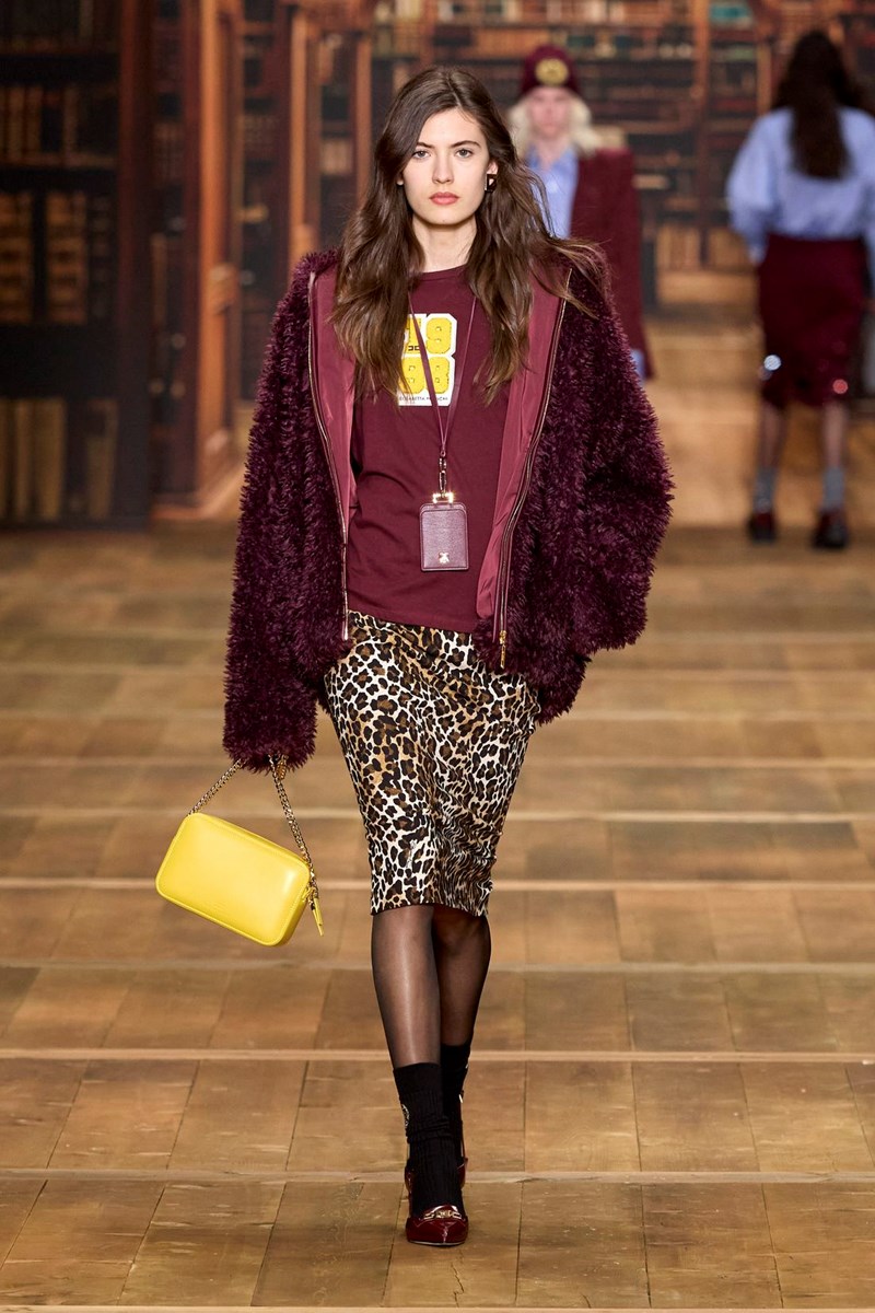 Η νέα φθινοπωρινή συλλογή της Elisabetta Franchi μάς γυρνά πίσω στα φοιτητικά μας χρόνια - εικόνα 7