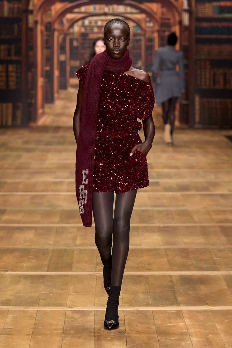 Η νέα φθινοπωρινή συλλογή της Elisabetta Franchi μάς γυρνά πίσω στα φοιτητικά μας χρόνια - εικόνα 12