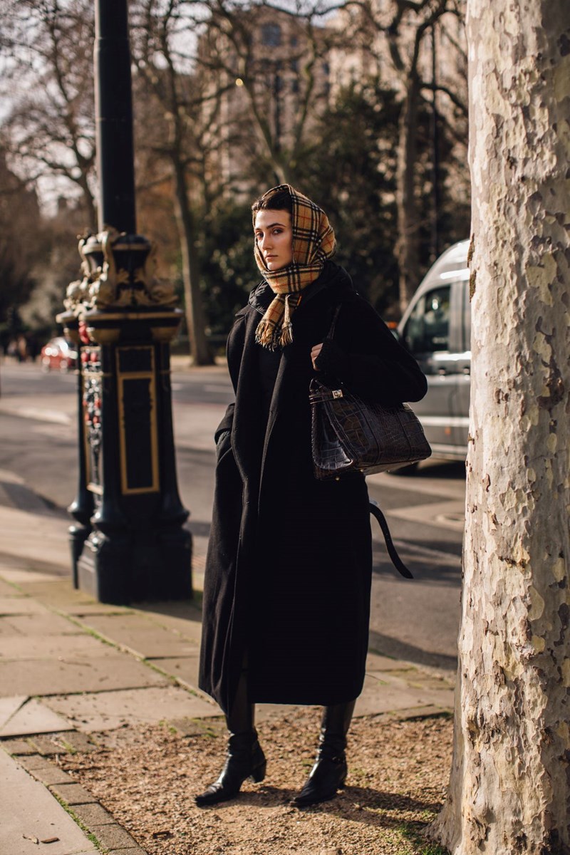 LFW FW24: Η τάση που κυριάρχησε στις street style εμφανίσεις στην Εβδομάδα Μόδας του Λονδίνου - εικόνα 7