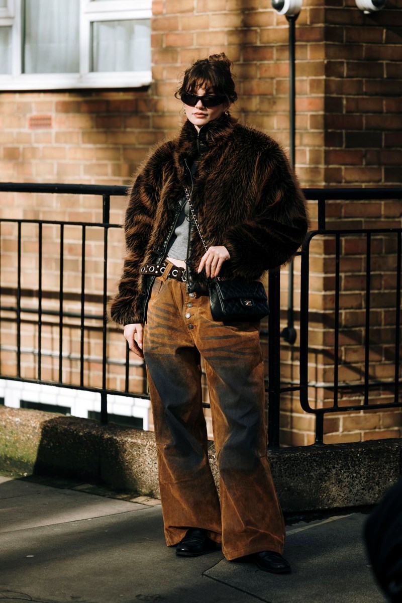 LFW FW24: Η τάση που κυριάρχησε στις street style εμφανίσεις στην Εβδομάδα Μόδας του Λονδίνου - εικόνα 14